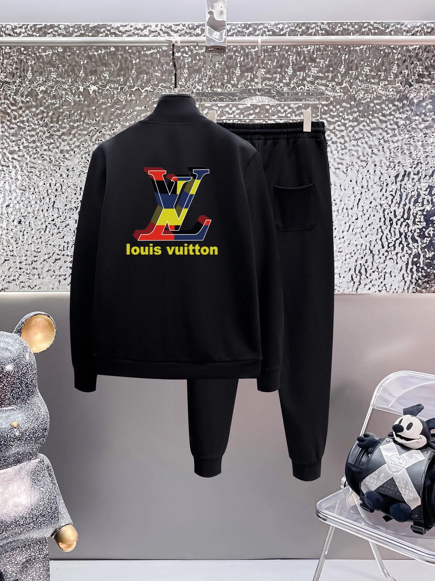 🅿️420 [LV Louis Vuitton] (Fat Man Gospel) hot-selling suit is coming. Focus on the original version of the official website. 2025 new hot-selling cardigan sweater suit. The original order is the best. 🇭🇰The meticulous work of top designers is dedicated to a fitting and perfect upper body effect. All-natural high-quality Roman cotton 100%, close-fitting comfort, noble and elegant! Original hardware embodies elegance and nobility! Counter size: M-5XL (maximum wear up to 220 pounds)